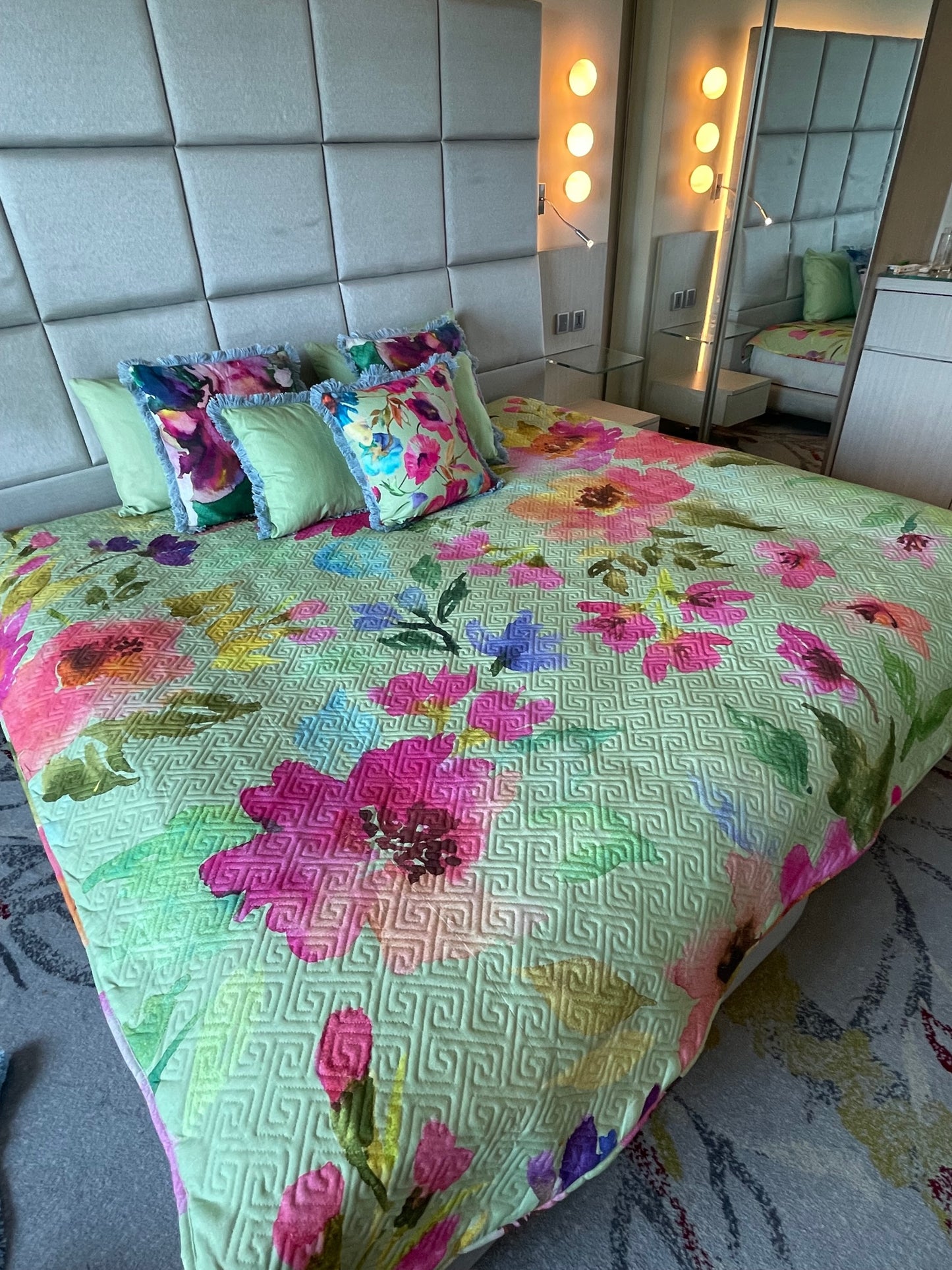 BOTONIC (Set of Bedcover with Two Pillow Cover)