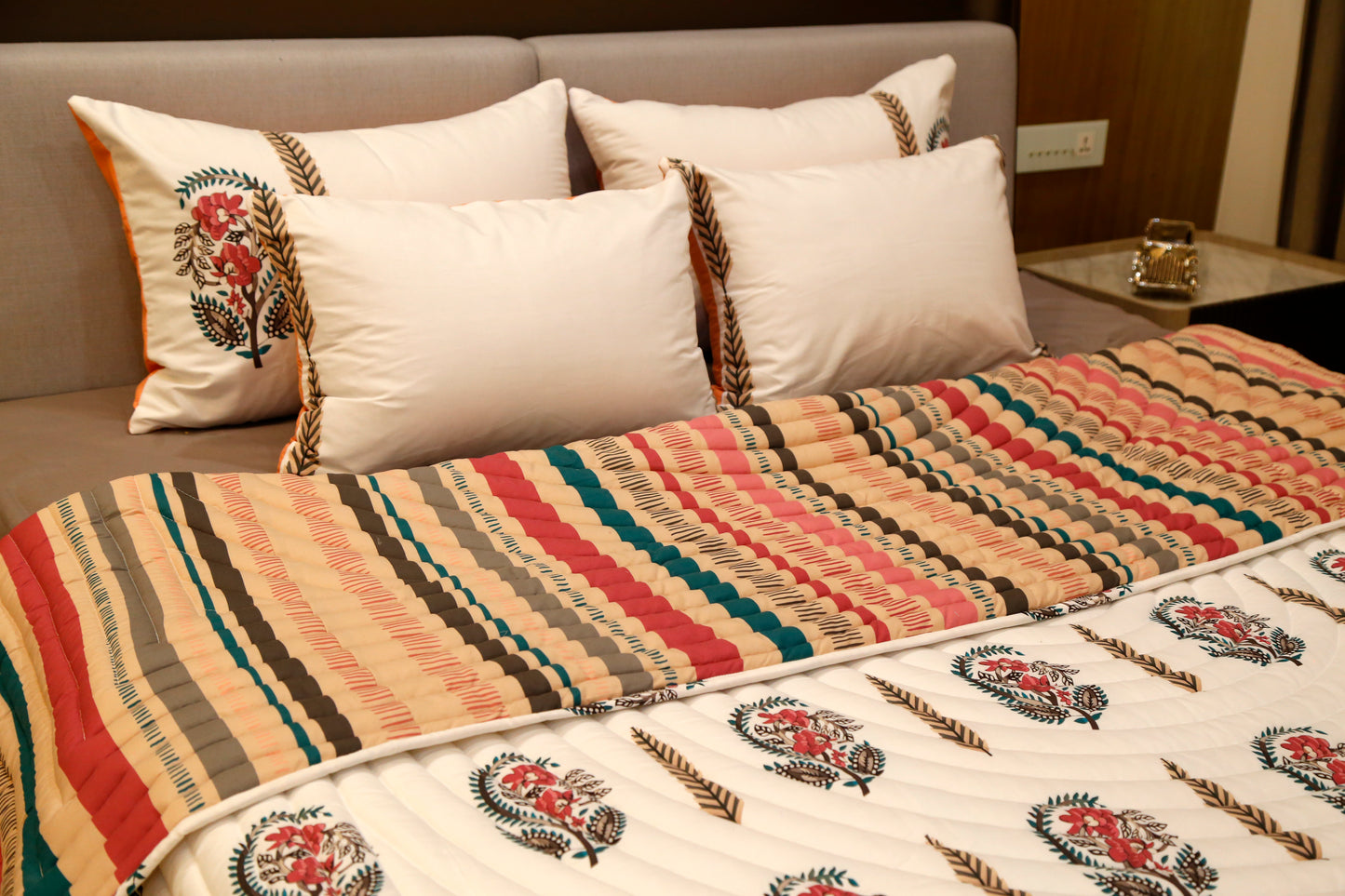 DREAMSCAPE (  king size reversable bedcover with, 4-pillow covers)