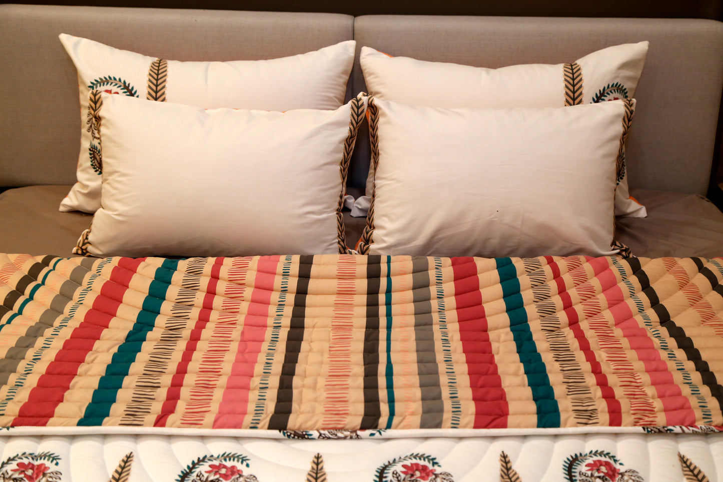 DREAMSCAPE (  king size reversable bedcover with, 4-pillow covers)