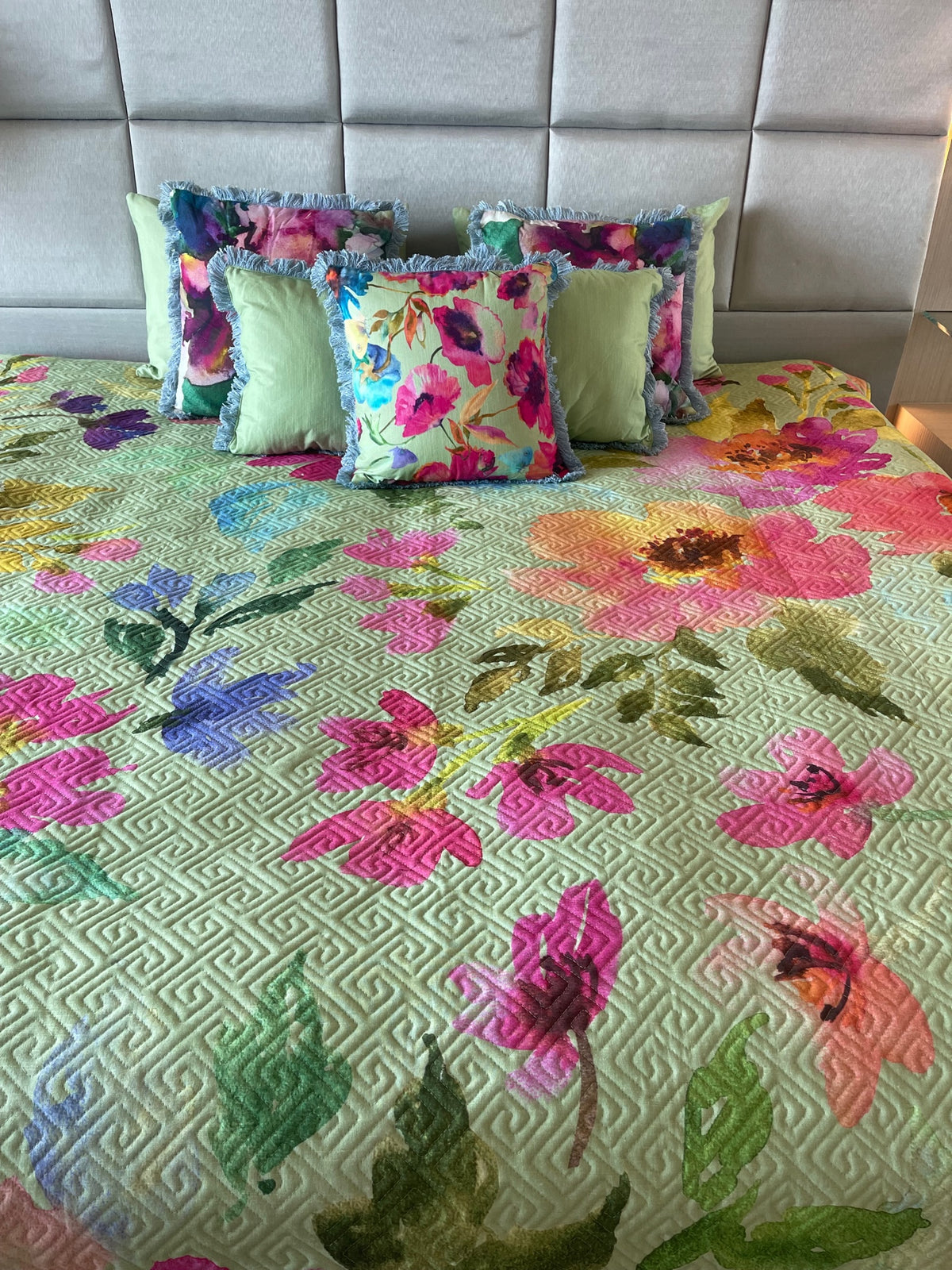 BOTONIC (Set of Bedcover with Two Pillow Cover)